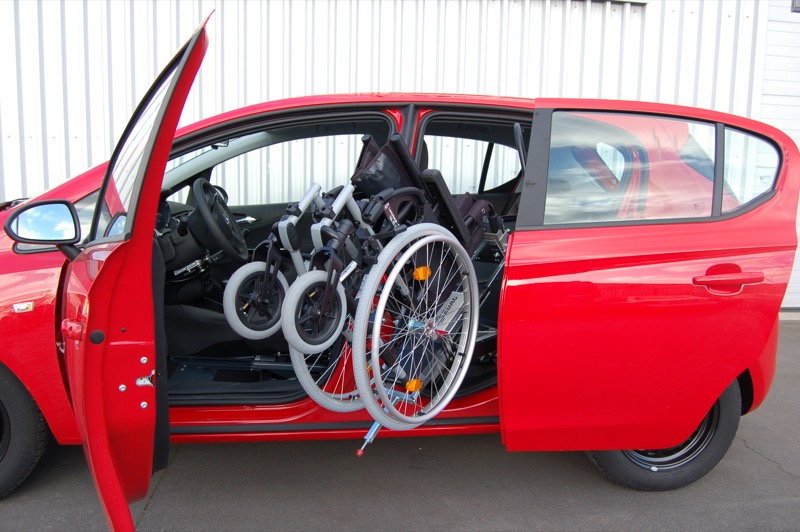aangepaste auto met automatisch opbergsysteem voor rolstoel